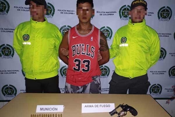 La policía capturó a una persona por porte ilegal de armas de fuego.